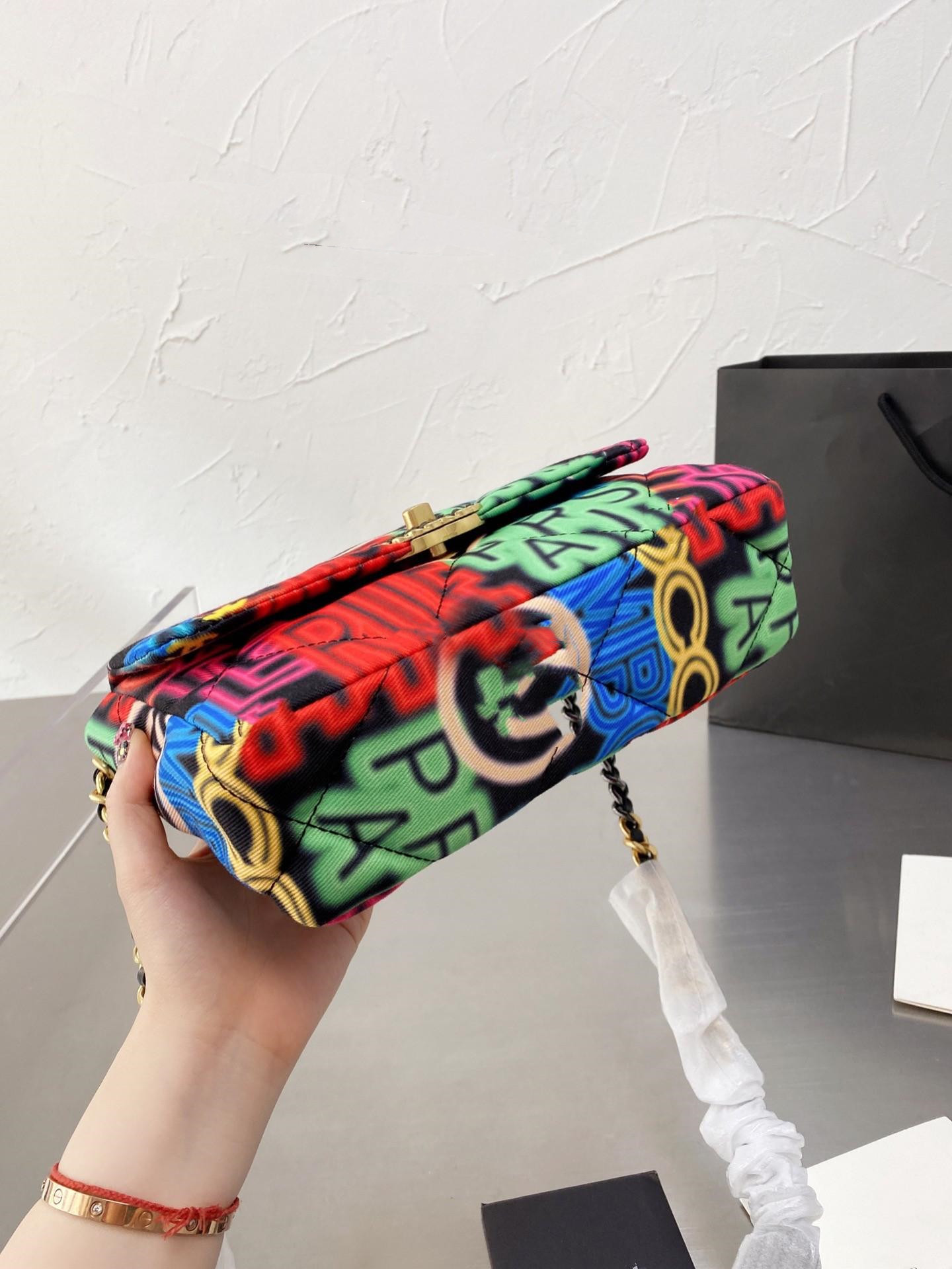 

2021 High-end Flap bag summer season color cloth fluorescent Overall modelling continuation of the classic elements and more particularly, Multi