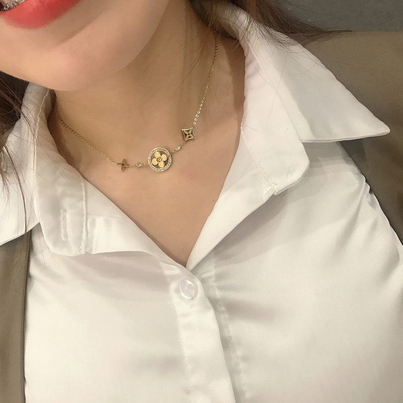 

Titanium steel not fade Necklace women's collarbone chain old flower clover simple temperament advanced sense light luxury neck chain, Silver