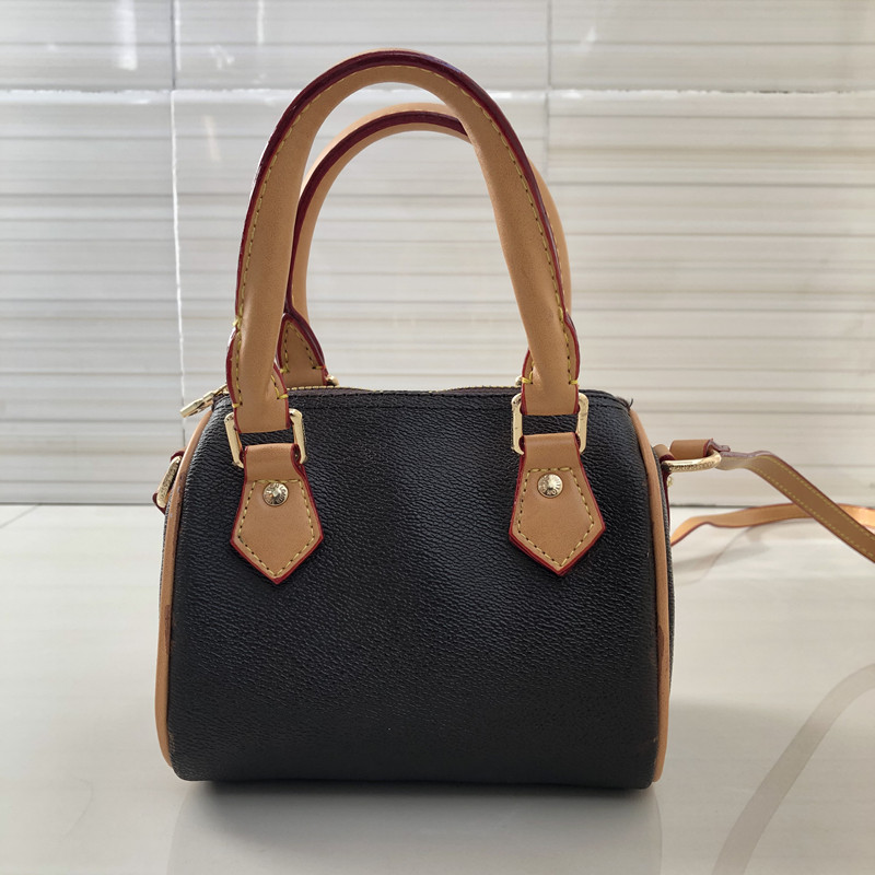 

High-end atmospheric lady messenger bag 2021 all-match luxury handbag body leisure large-capacity woman designer backpack price discount fac