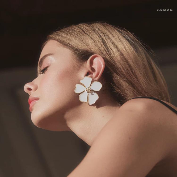 

Stud Sexy Woman Black Flower Earrings Party Club Accessories Ear Fashion Jewelry Korean Pearl Moda Mujer 2022, Golden;silver