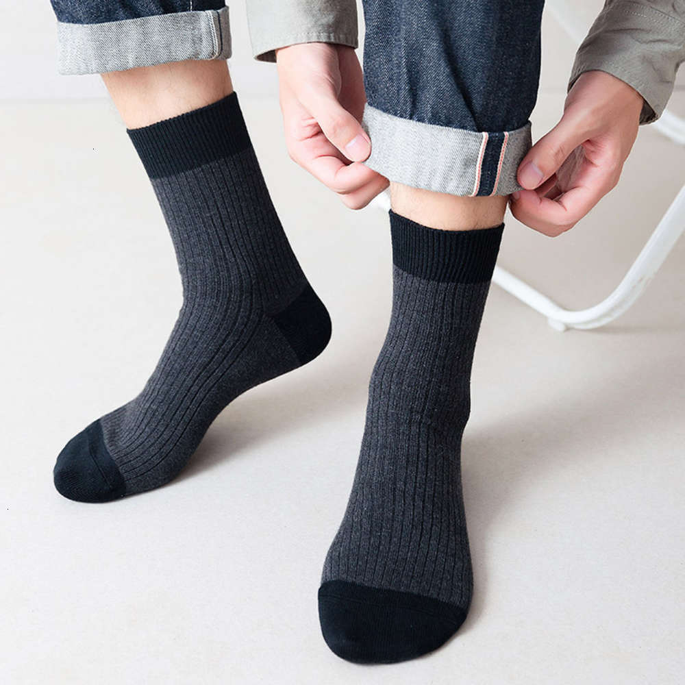 

New autumn and winter high quality double needle color matching hand sewn boneless men's middle cotton socks, Black