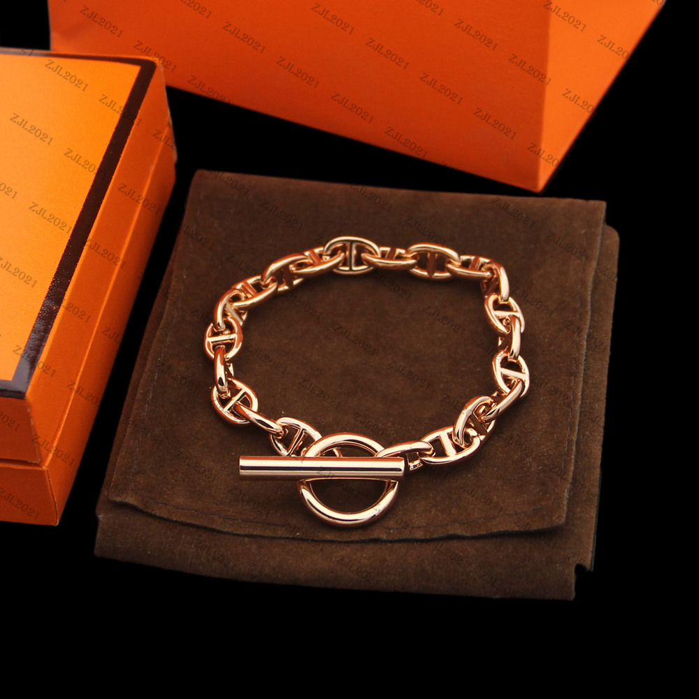 

Luxurys Designers Bracelete Simple Chain Metal Retro Bracelet Female Hollow Character OT Bracelet haut de gamme