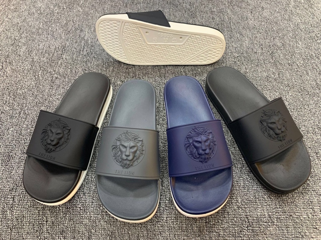 

Summer New Style Shoes for Men Two-color Bottom Lion Slides Men Outdoor Non-slip Europe Rubber Slippers Wild Beach Shoes 210301, Black