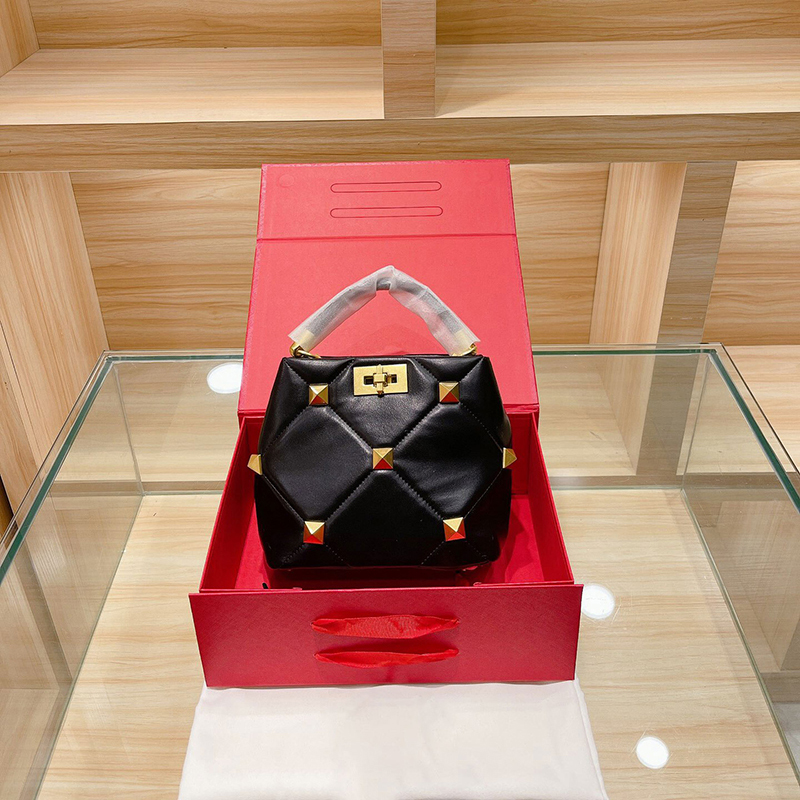 

2021 style shoulder bag French high-end rivet leather hand rhombic bucket versatile fashion niche design temperament, 1111
