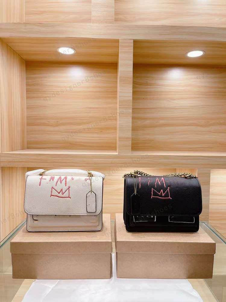 

Designer women's graffiti clamshell chain messenger bag organ box size 21*14cm