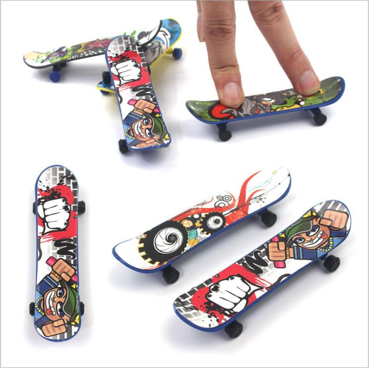 

Children's toy 9.5cm finger skateboard plastic material fingertip skateboard mini gift children's finger scooter Toys