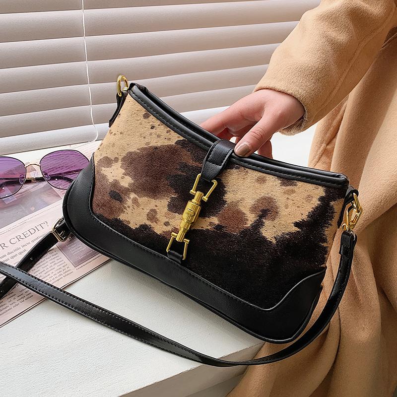 

Niche Design Popular Handbags 2021 New Fashion One-shoulder Messenger Bag Square Bag Underarm Dual-use Width: 27cm, Black