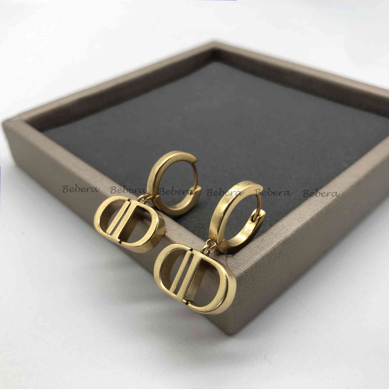 

Designer jewelry DD family earrings CD letter simple small fragrance temperament Earrings brass star net red same