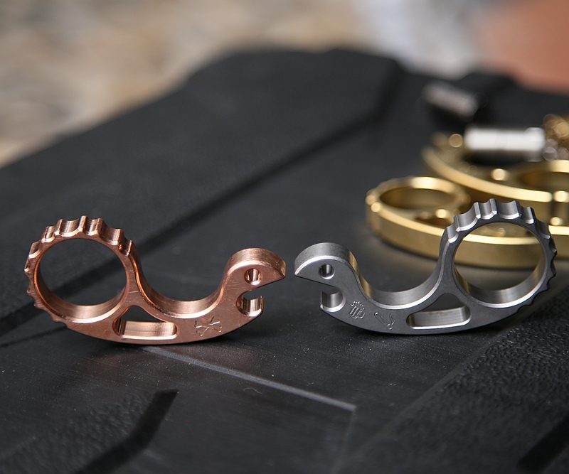 

EDC Titanium Alloy Copper Brass Opener Multifunction Pocket Portable Tools Pendant Knuckles Broken Window Tools AC411