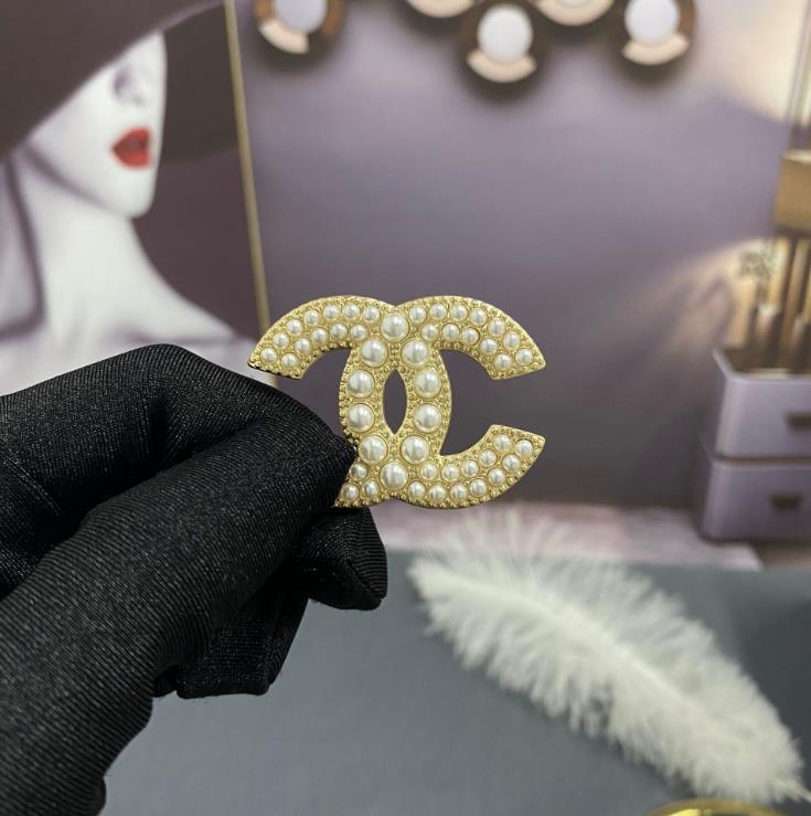 

The new pearl inlaid brooch in early autumn is small, exquisite, fashionable and versatile