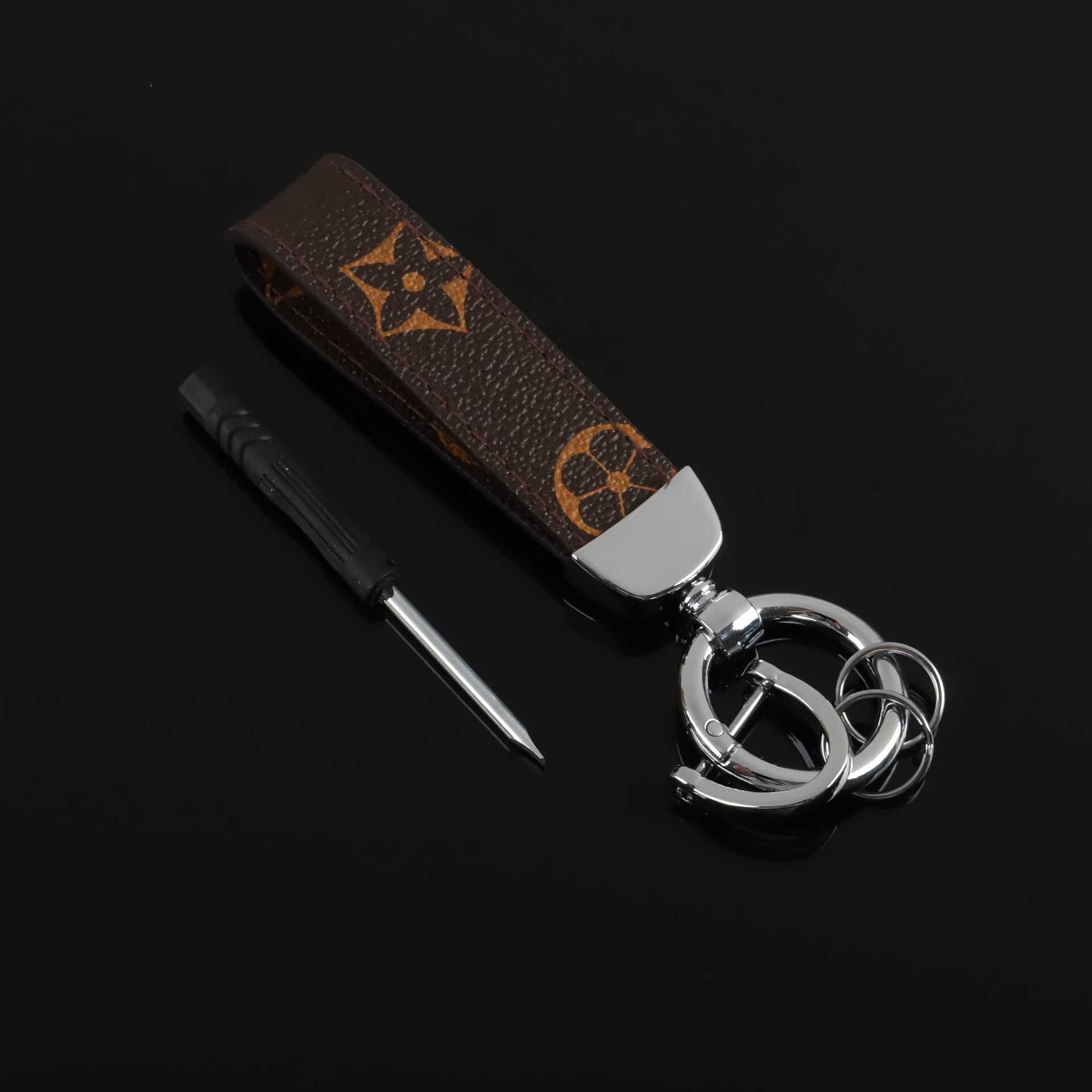 

Trendy Creative Old Flower Leather Key Ring For Men And Women High Grade Pu Car Bag Pendant Fashion Print Keychain Accessories G663WF8, Silver