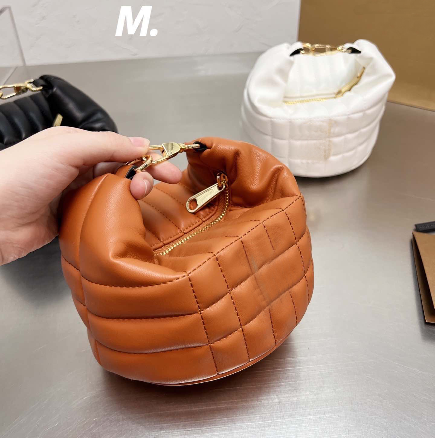 

22ss luxury women's cosmetic bags designer handbag fashion lattice temperament single shoulder bag high quality cross body, Price difference