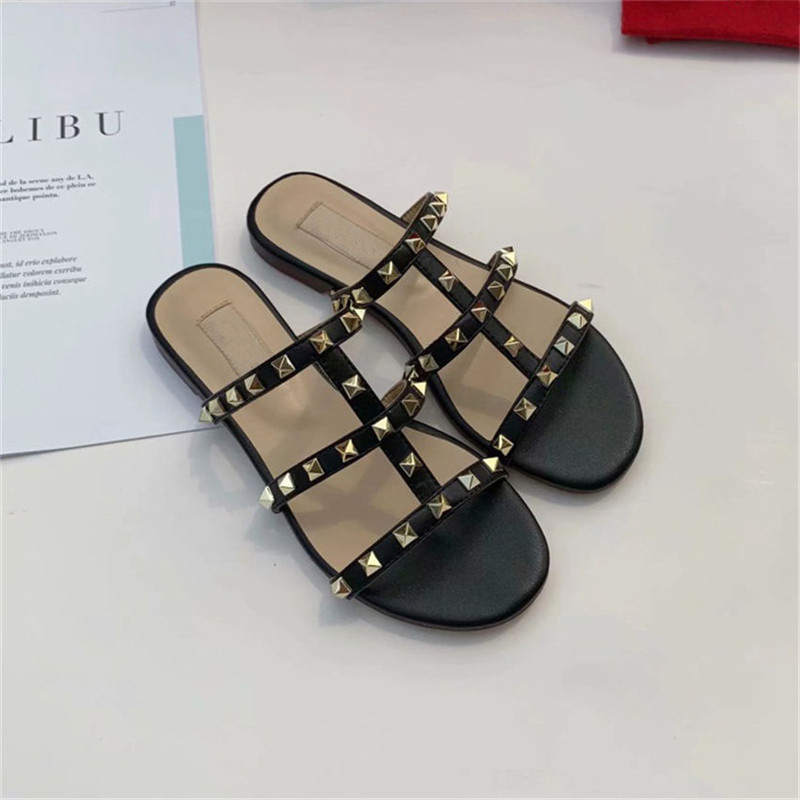 

Designer Sandals Ladies Slippers Summer Flip Flops Casual Buckle Strap Rivet Flat Shoes Outdoor Fashion Beach Shoe, Red