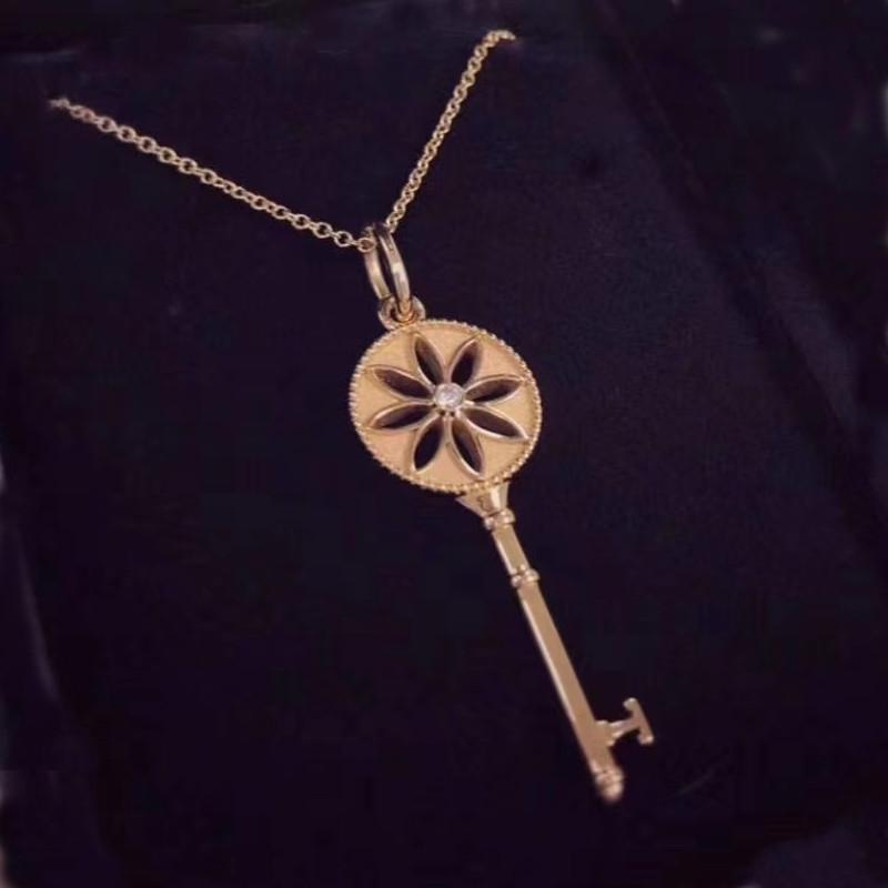 Pendant Necklaces Small Daisy Key Necklace, Classic Ladies Accessories, European And American Fashion Jewelry, Holiday Gifts-image-704086705