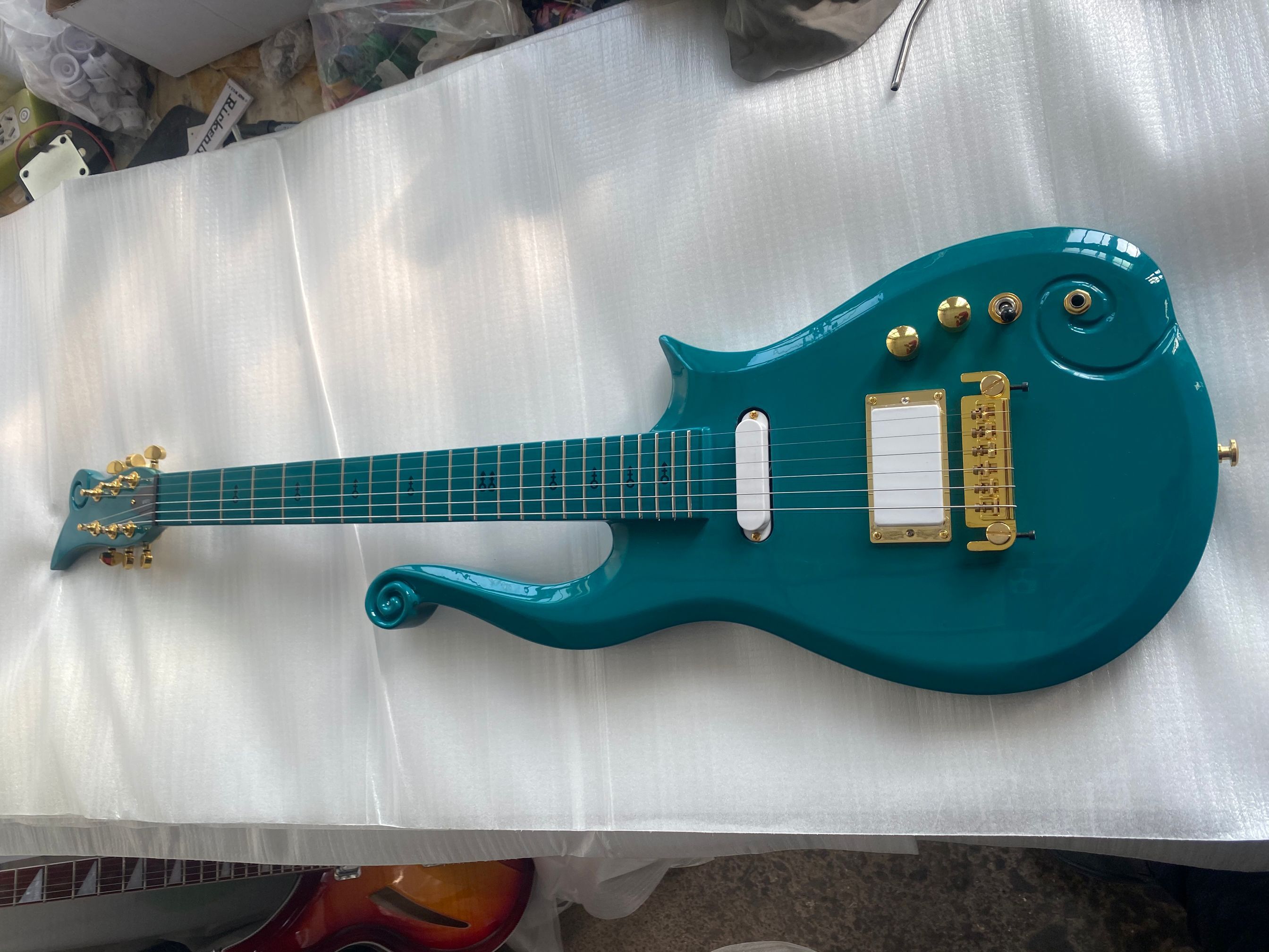 

Free Shipping Diamond Series Prince Cloud Tea Blue Electric Guitar Alder Body, Maple Neck, Symbol Inlay, Gold Hardware