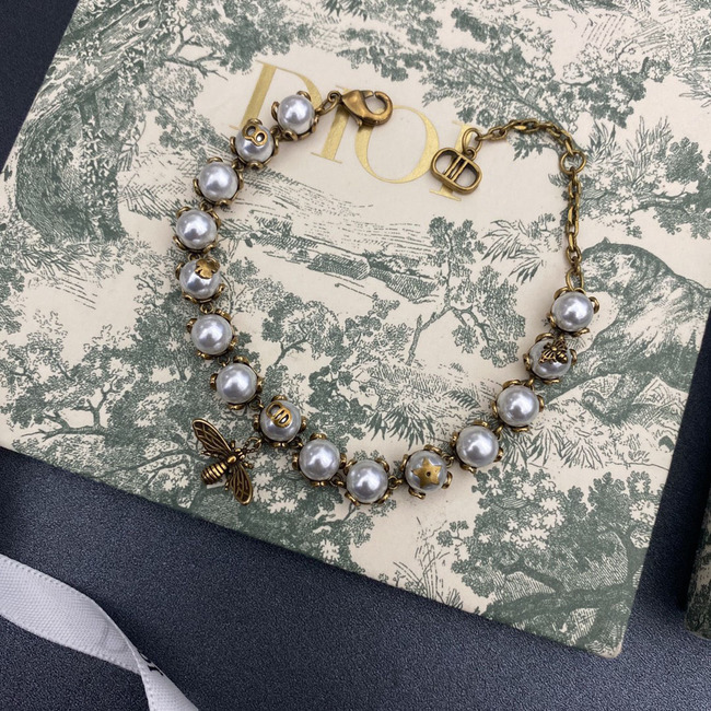 

Simple Golden Bee pendant pearl inlaid letter Dijia personalized versatile brass Bracelet2, Black
