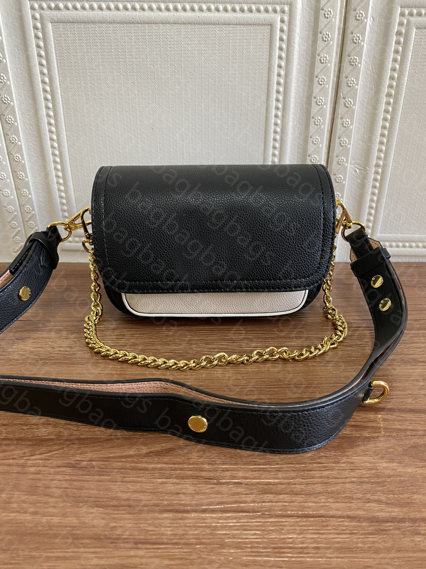 

2021 famous designer ladies fashion bag handbag metal letter chain two-color cover flap internal zipper pocket casual messenger shoulderbag, Pink