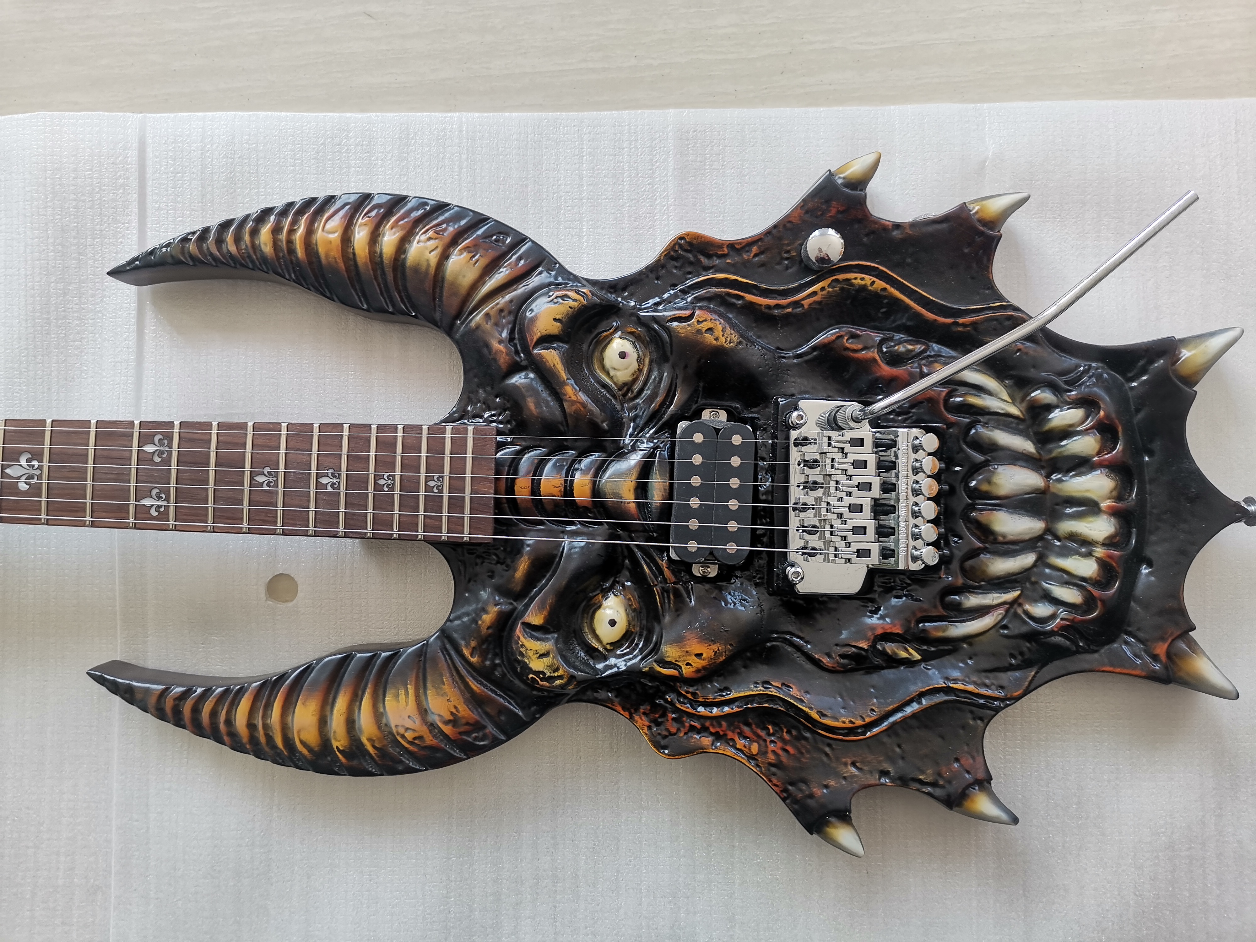 

Fashion cow demon king shape six string electric guitar, our store can customize any style of electric guitar and bass guitar