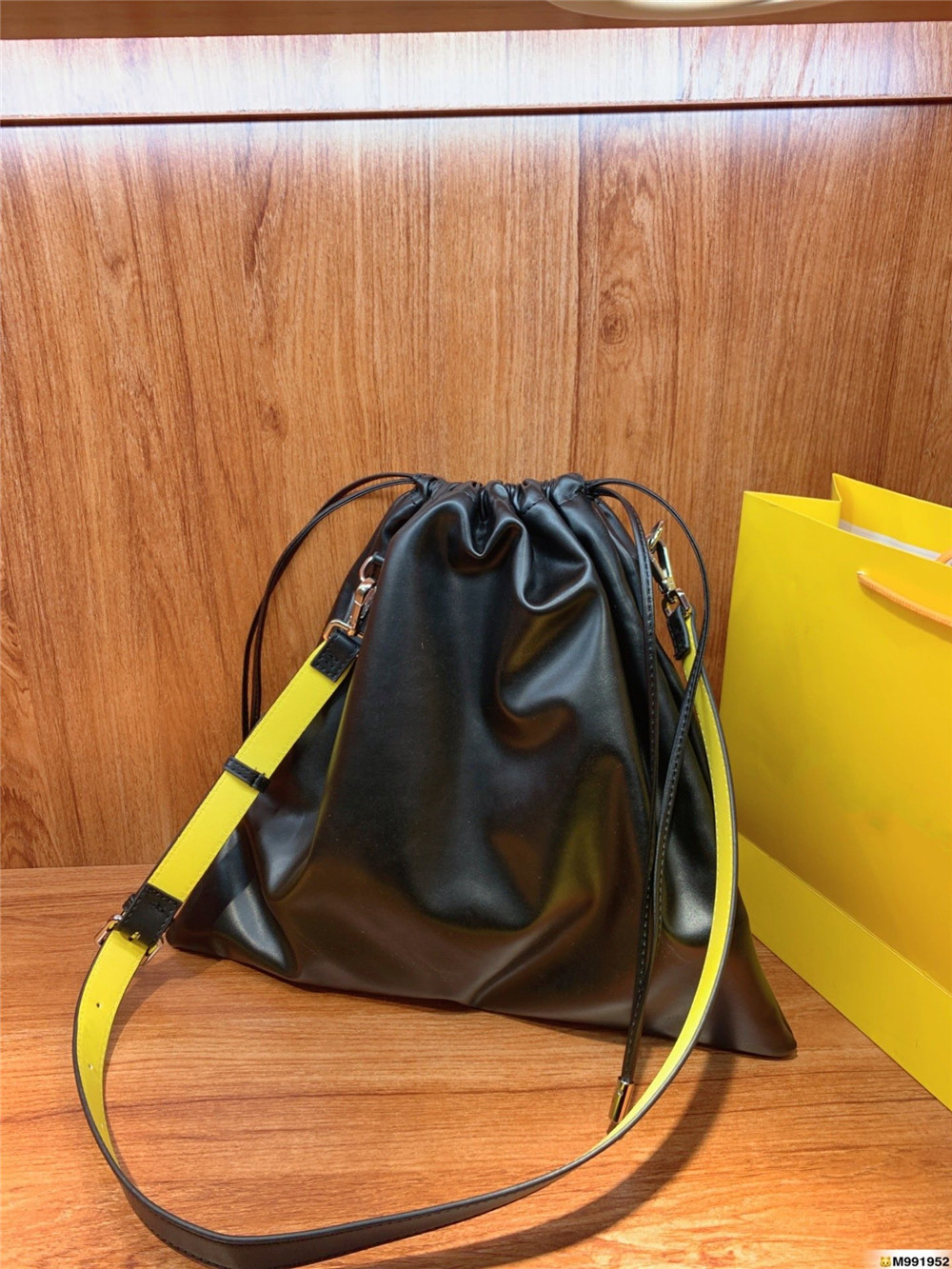 

Luxury Design Leather drawcord bag classic soft solid letter hand bags elegant leisure brand shopping purse multi purpose pocket 37*34, Black