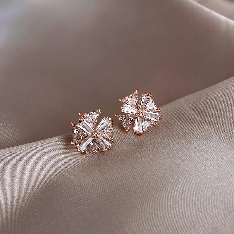 

Dangle & Chandelier Classic Unusual Earrings Square Crystal Small European And American Sexy Female Jewelry Party Sling Accessories Earring