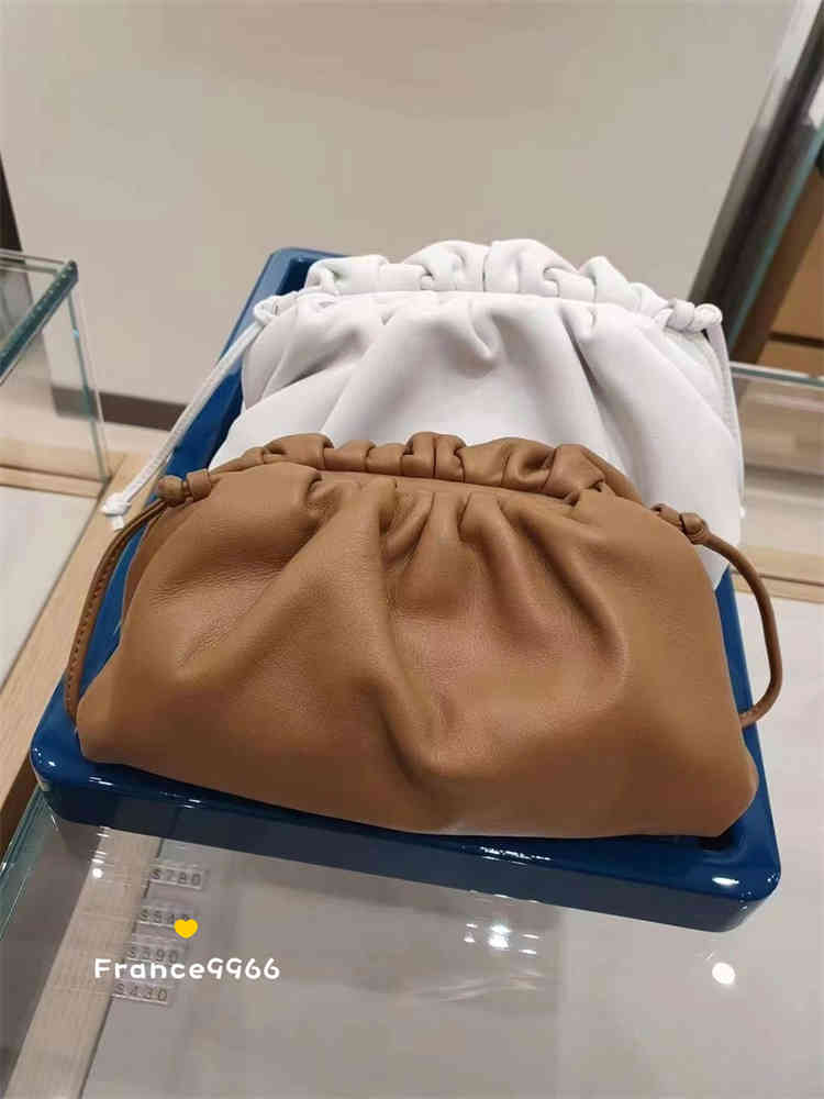

bvss / baodiejia the pouch cloud bag small bvs messenger Mini Handbagxwl, White
