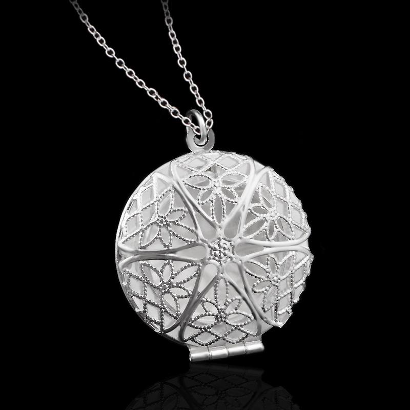 

Pendant Necklaces SEA MEW Fashion Lady's Necklace Copper Silver Color Hollow Out Round Po Locket For Women Girl's Gift ZX79
