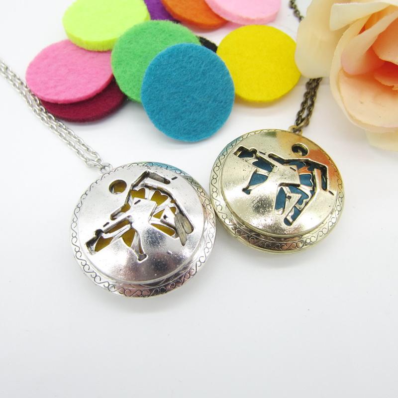 

Pendant Necklaces Amusive Playing Billiards Hollowed Pattern DIY Locket Essential Oil Diffuser Necklace With 8pcs Colorful Felt Pads