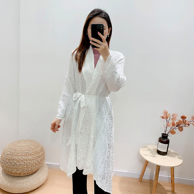 

2021 New Autumn Winter White Vintage Women Belt Jacket Fish Scales Handmade Pleated Trench Coat Looks Thin Indie Aesthetic Clothes M0bz