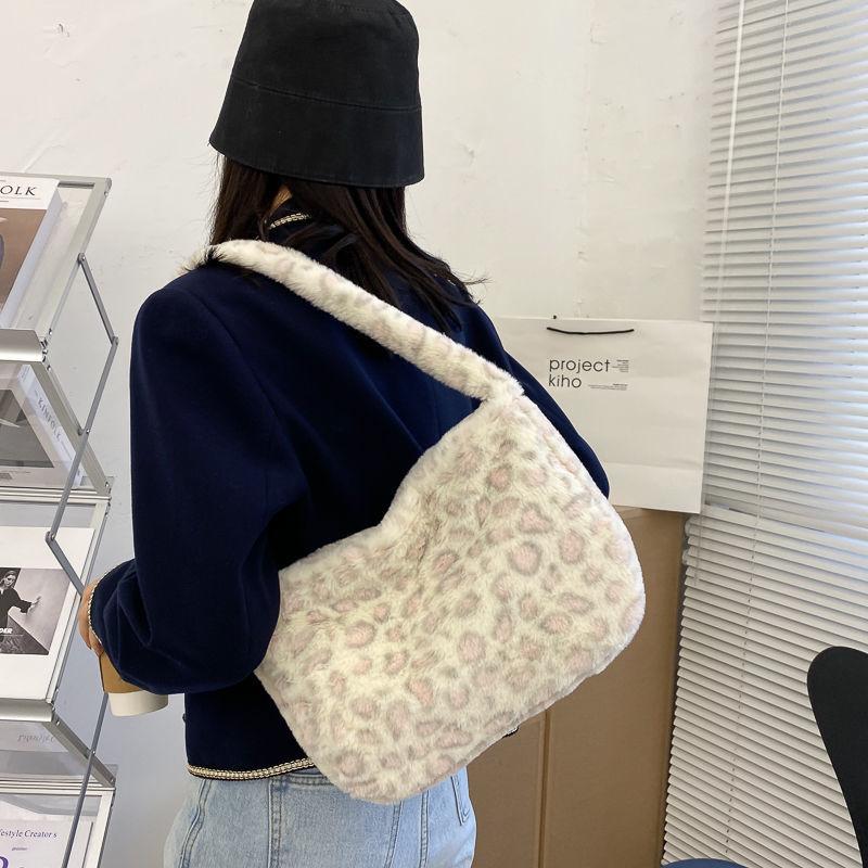 

Ins plush big bag for women 2021 Japanese Harajuku versatile girl soft girl leopard print single shoulder bag, Cow