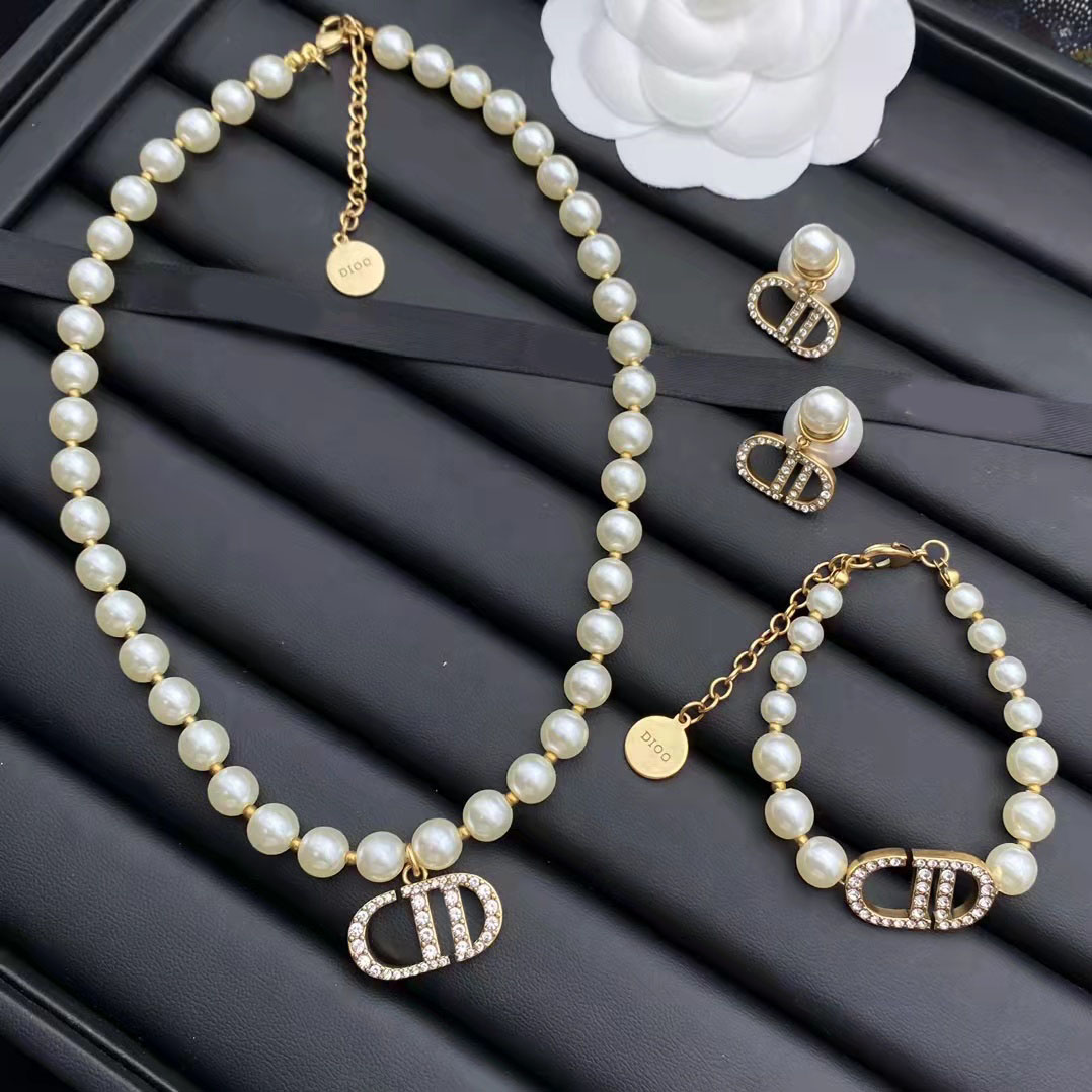 

Fashion classic style clavicle necklace ladies pearl bracelet letters diamond designer earrings simple personality jewelry, White