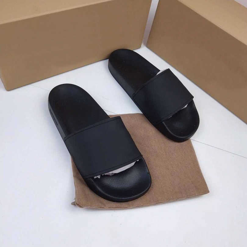 

Designer Plaid Slippers: Retro Graffiti Love Sandals - Wholesale Couple's Flat-Bottom Beach Slipper (Size 35-46), Style 7