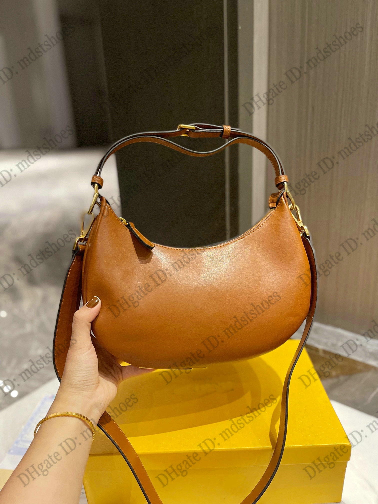

Graphic Small Hobo Half Moon Shoulder Bags Features Metal Logo Lettering on Bottom Womens Luxury Designer CrossBody 2022SS Underarm Handle Bag