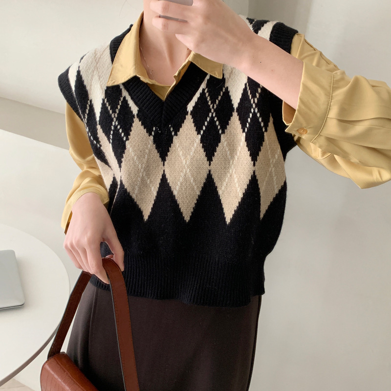 

2021 Women with Low-cut v Vest Sleeveless Argyle Mesh Print All the Style Games Cute Sweater Women's Sweaters Ela3, Khaki.