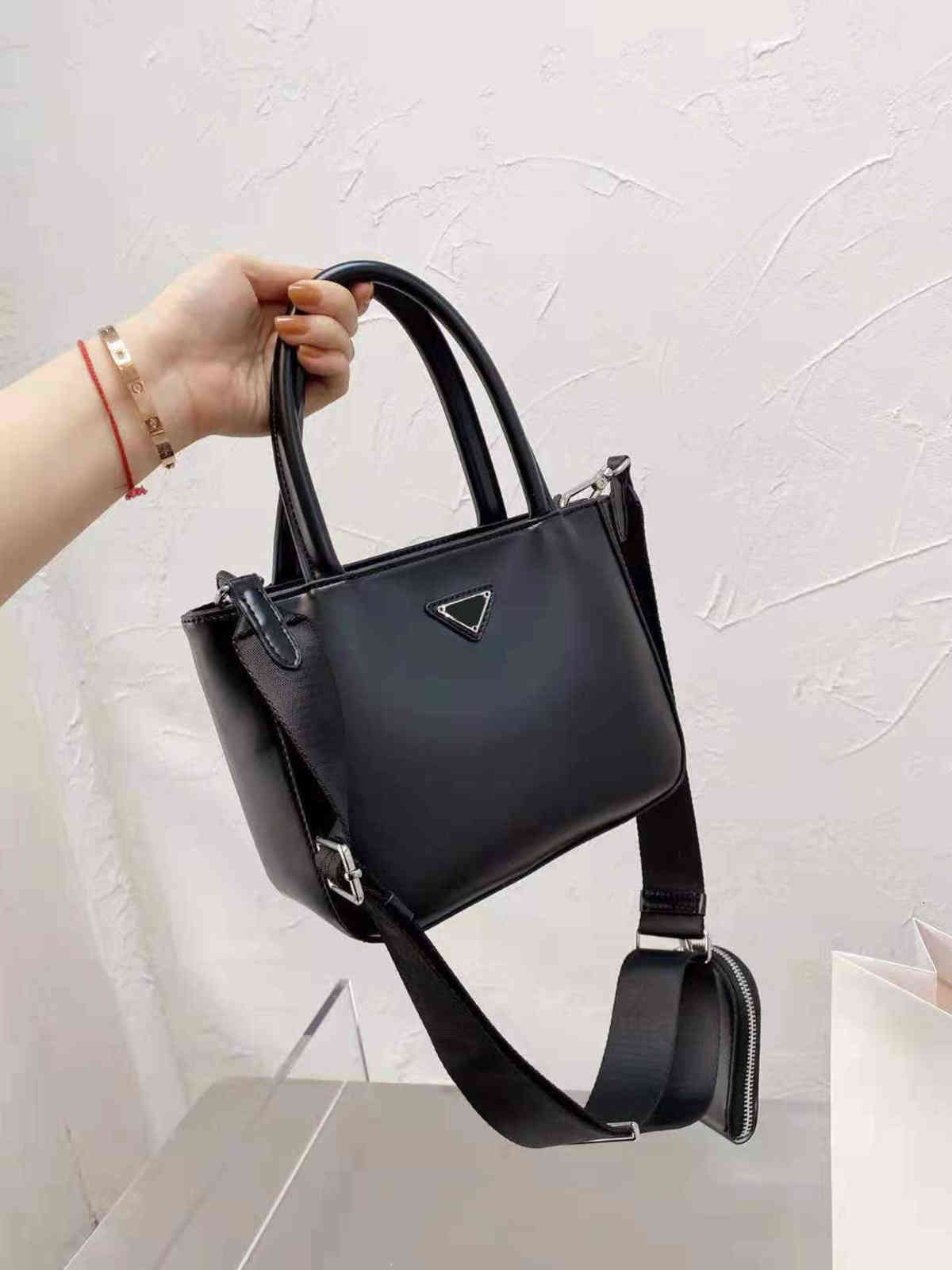 

Prad Luxurys Bags Family Three Triangle Single Shoulder Trend Small Square Locomotive Crossbody Female Designer Handbags Ctt MLAI, Red