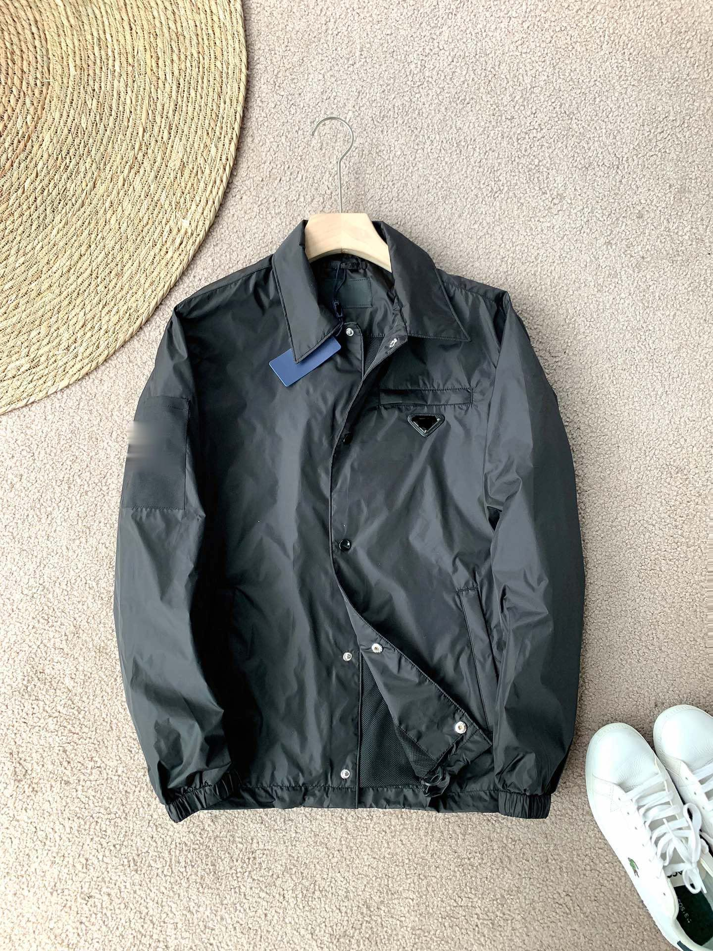 

21SS Mens Jacket Casual Classic Comfortable Breathable Chest Hardware Decoration Customized Accessories Fine Workmanship Size M-XXL All-match Jackets, Black;brown