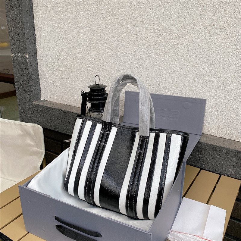 

Black and white contrast vertical stripes Bag fashion modren style Luxury Design Totes High-capacity leather Bags Women shopping handbag, Black&white