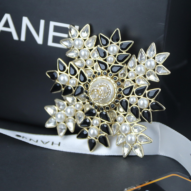 

Xiangjia snowflake Brooch inlaid with Diamond Beads Xiaoxiang classic black and white fashion dress accessories Brooch2, Gray