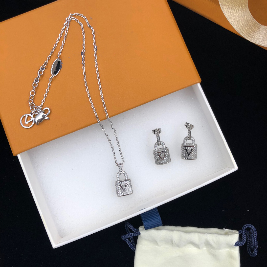 

Designer Pendant Lock Love Earring Necklaces Fashion Gold Silver Set Auger Necklace for Man Woman Channel Jewelry Pendants Options With Box, As picture