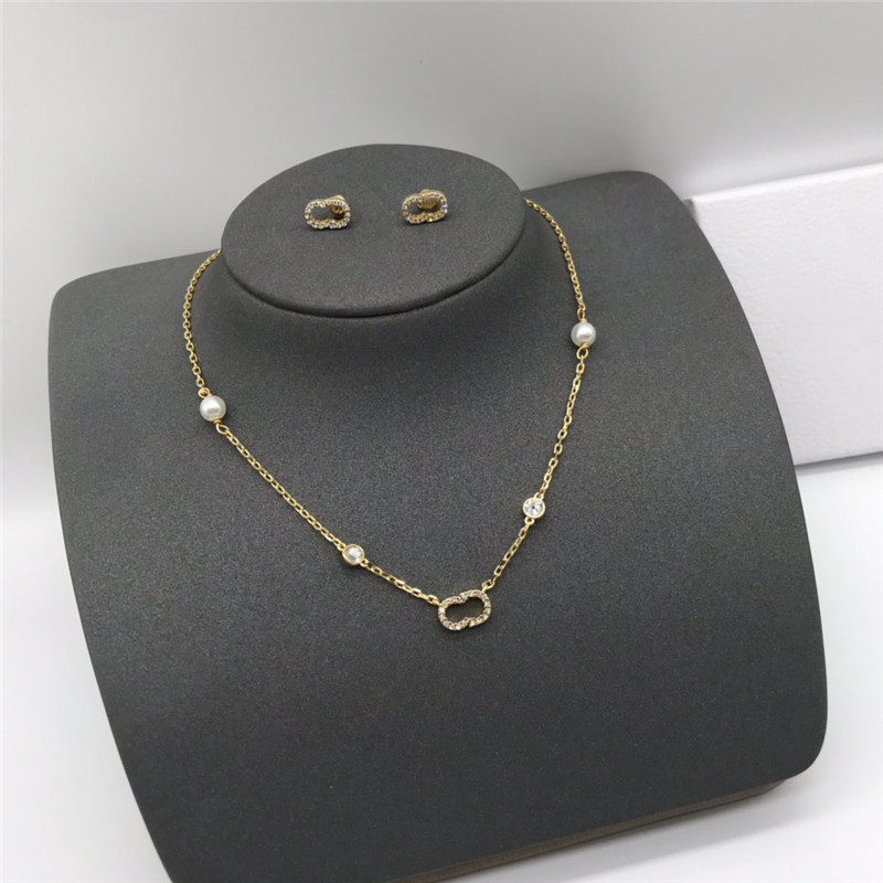 

Luxurys Designers Jewelry Necklace Women Diamond Pearl Necklaces Ladies Love Bracelet For Womens Gold Stud Earrings Wedding Ornaments 2022