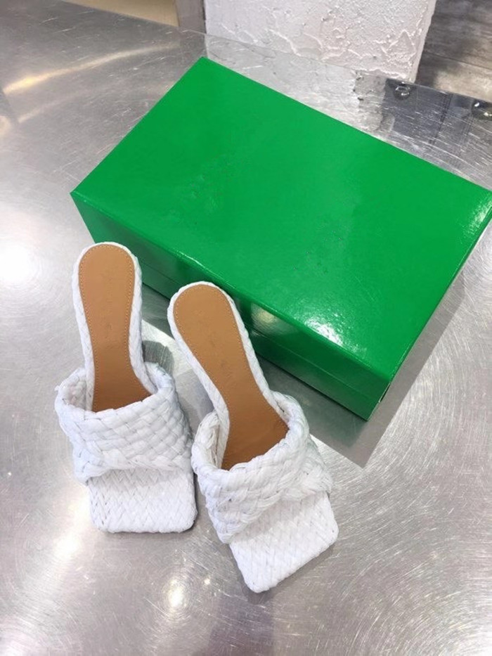 Pantoufles Sandal Brand Femmes Tissu en cuir Fashion romantique Tassel élégant design talon 9cm dames chaussures d'été livraison gratuite