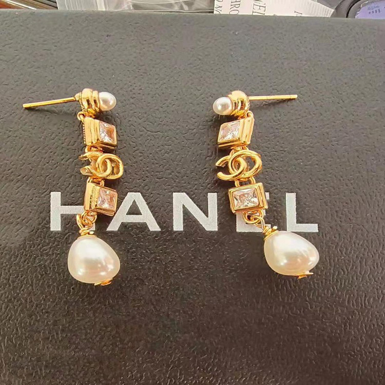 

2021 new small fragrance Pearl Rhinestone letter long Fashion temperament S925 silver needle Earrings for women, Golden