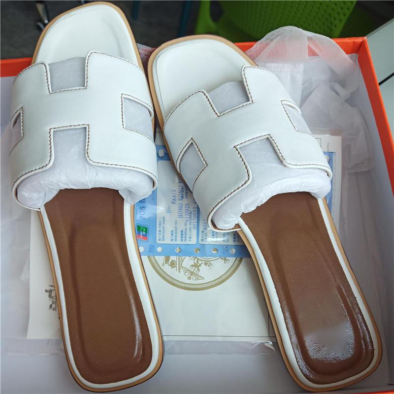 

With box news's latest high quality slippers and sandals leather slippers in 2020, the best quality and quality sandals, Black;red