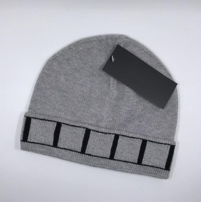 

2021 Wholesale Winter caps Hats Women bonnet Thicken Beanies with Real Raccoon Fur Pompoms Warm Girl Caps snapback pompon 47