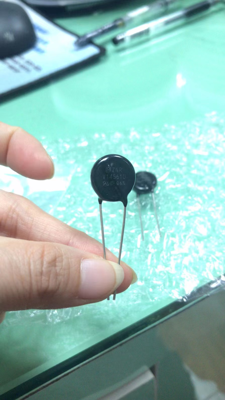 

New origina20pcs ZNR14V561K 14V-561K 560V 14MM ZNR varistor