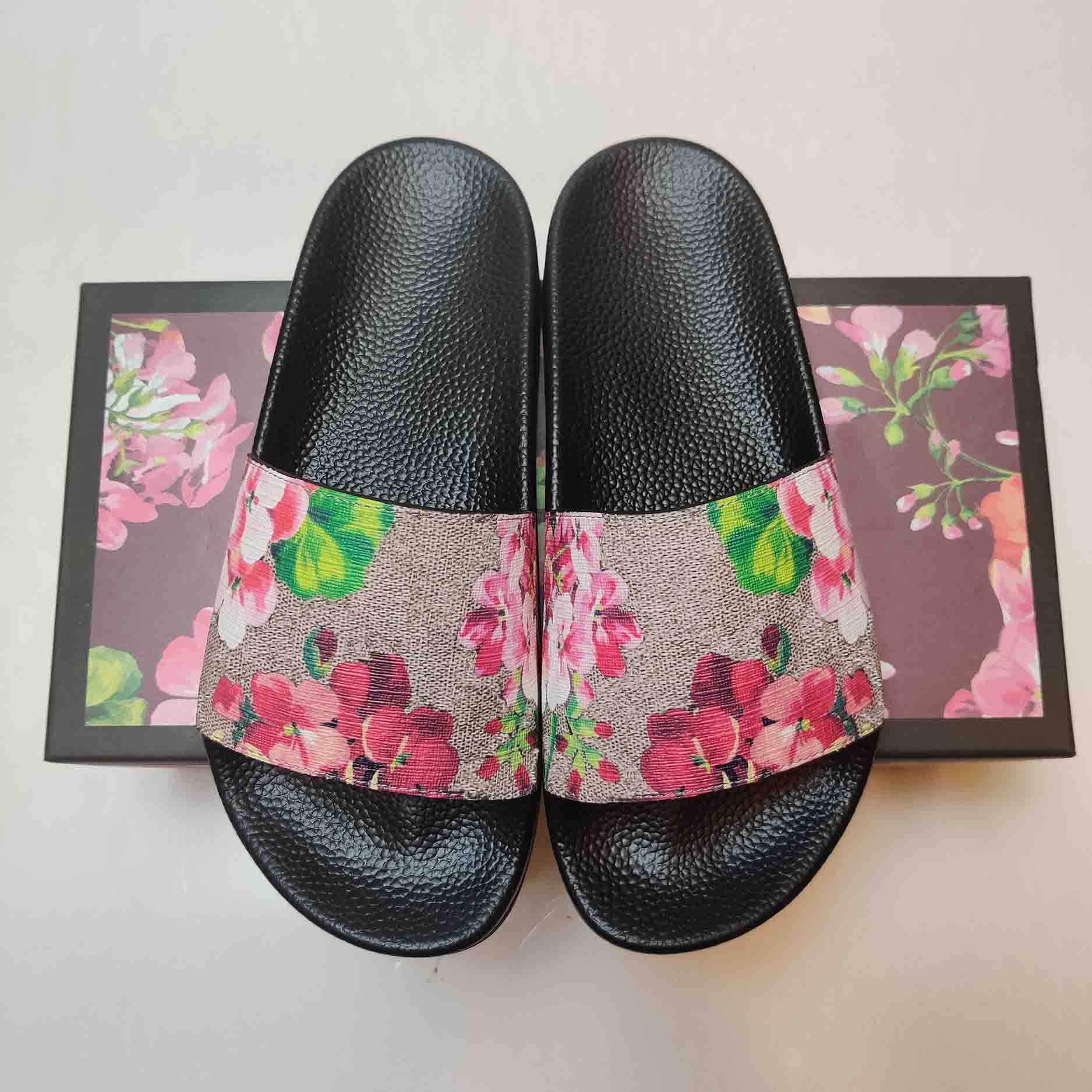 

2021 designer Mens Womens Summer Sandals show style Beach Slippers Ladies Flip Flops Loafers Slides Shoes with box top quality, 13