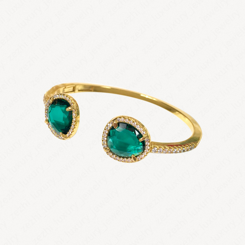 Fashion Top Quality 18k Gold Plated Style Love Copper Iced Out Cuff Bracelet Bangle For Women And Men Halloween Accessories With Jewelrys Pouches-image-731708421
