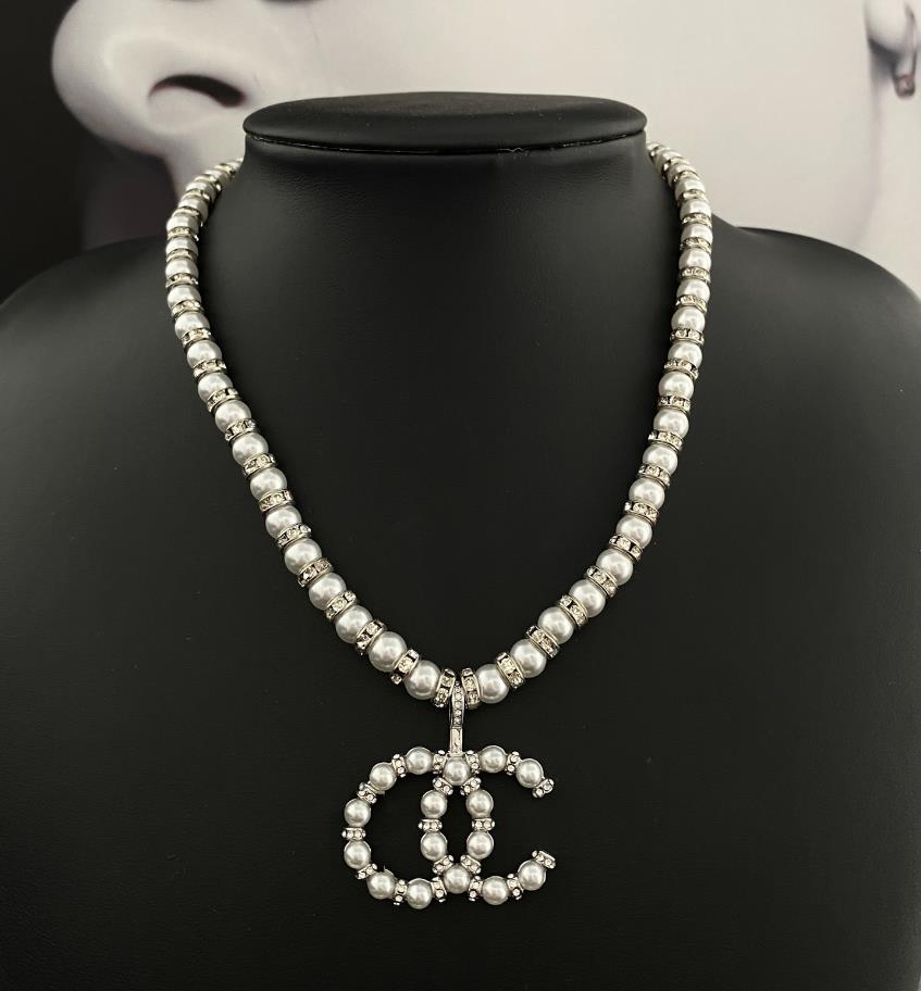 

New full diamond pearl inlaid letter neckchain Necklace in spring and summer