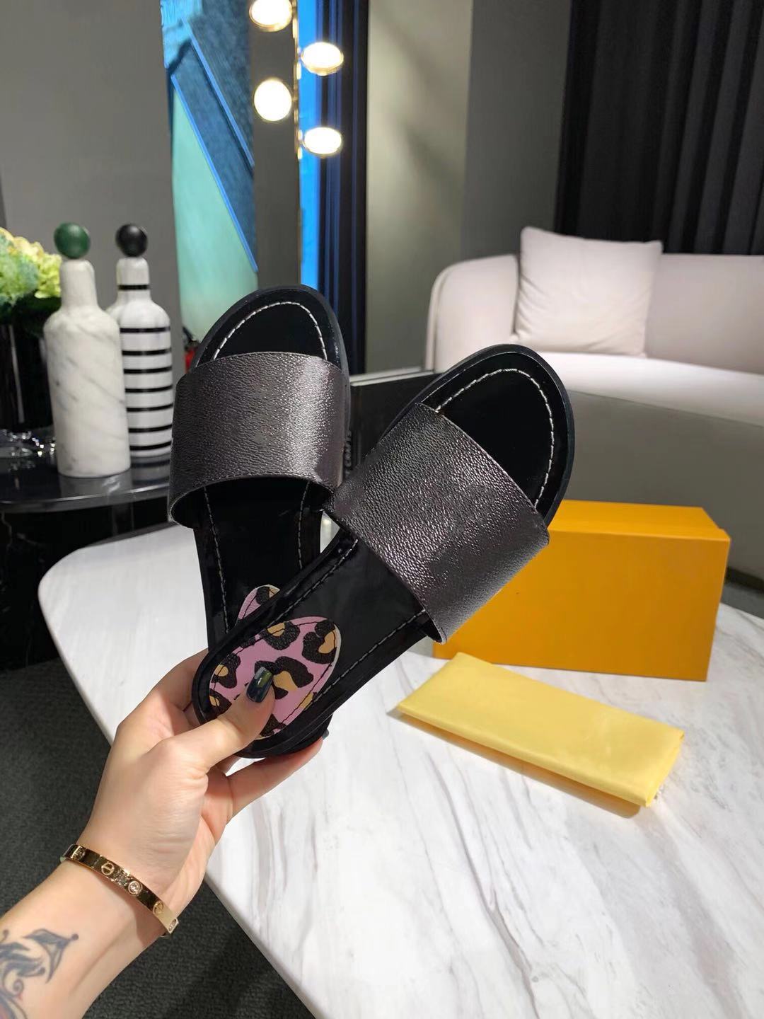 

Escale LOCK IT Flat Sandals 1A9443 Wild At Heart Slippers Wide Front Straps Panther Printed Padded Lining 2 Colors White Black