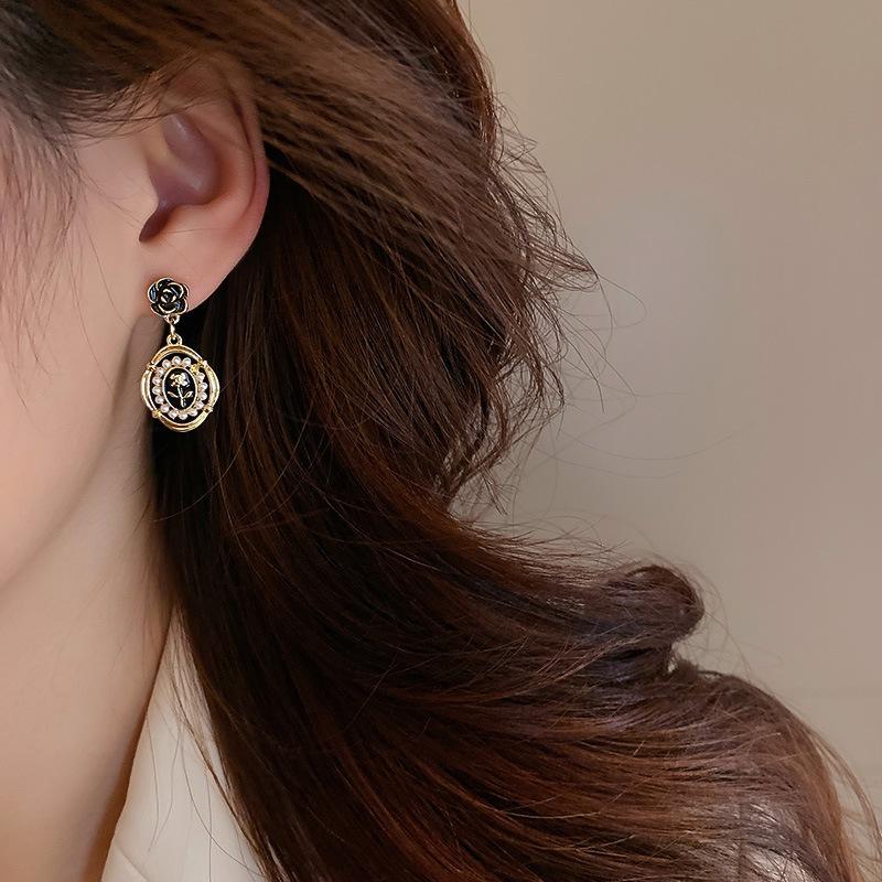 

Stud Geometric Oval Pearl Flower Earrings Niche Temperament Hollow Retro Ear Studs Jewelry For Woman Female 2022 Trend, Golden;silver