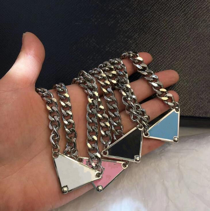 Praa vend des colliers de luxe design pour hommes et femmes. Collier en argent pendentif triangle
